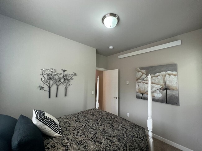 Building Photo - Move-In Special! 1/2 Month Off Rent! Newer 5-Bedroom House South Side of Bellingham