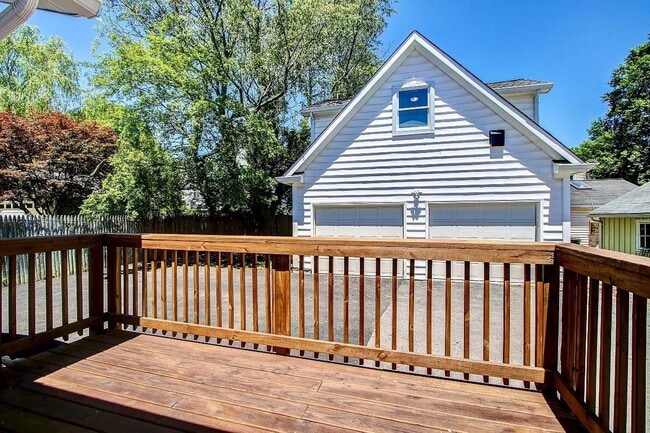 Building Photo - Gorgeous 5 BED + 3.5 Ba in Main House, 1 + 1 in BSMT, 1 + 1 above garage  in the Heart of Downtow...