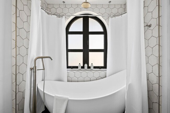 Building Photo - 2701 Bumble Bee Dr