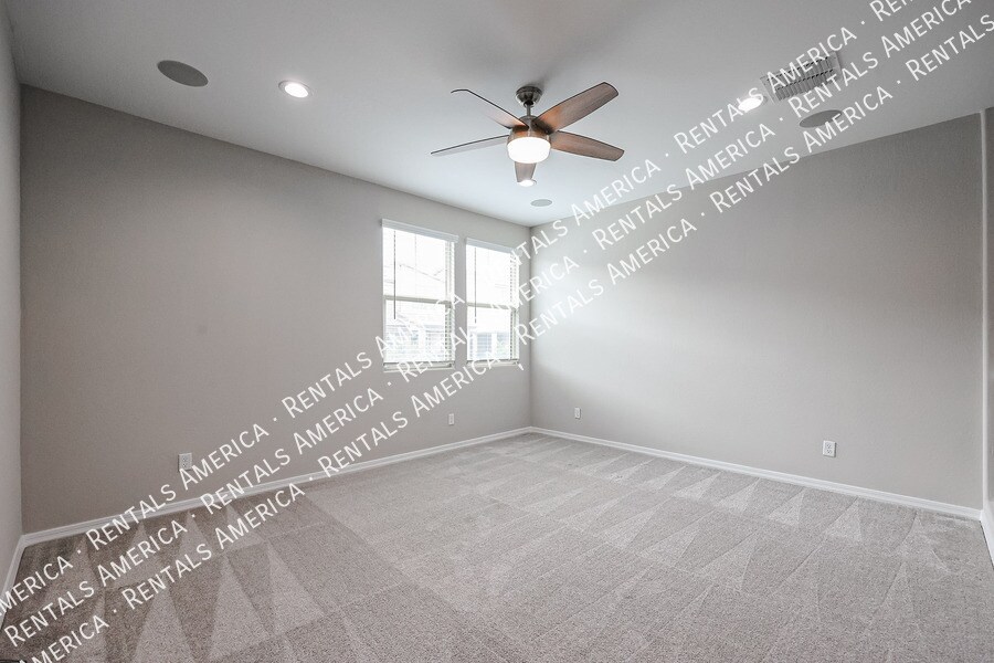 Building Photo - 640 W Winchester Dr