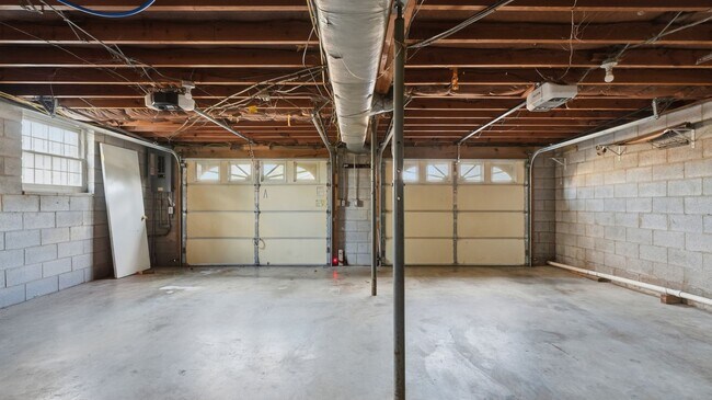 Building Photo - 3 bedroom Cleveland home!