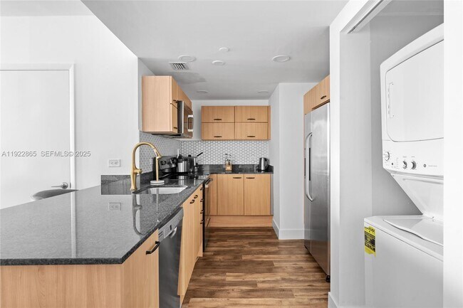 Building Photo - 350 S Miami Ave