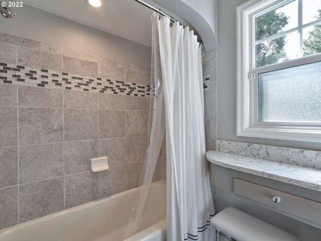 Building Photo - Gorgeous Modern Home Ready to Rent!