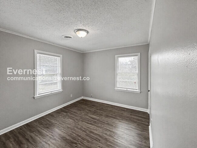 Building Photo - 2 Bed/1 Bath Home with Fenced Yard & Carport / 2 Small Pets Allowed / Vouchers Accepted / Availab...