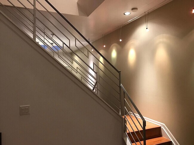 Building Photo - 665 Kerr St