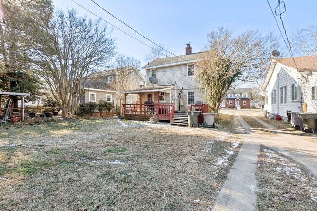 Building Photo - 102 Pear Ave