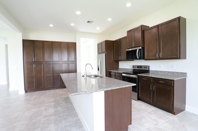 Building Photo - 15192 Wildwood Cir