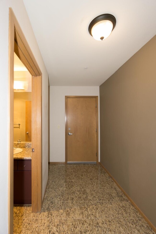 Building Photo - 2 bedroom in Seattle WA 98122