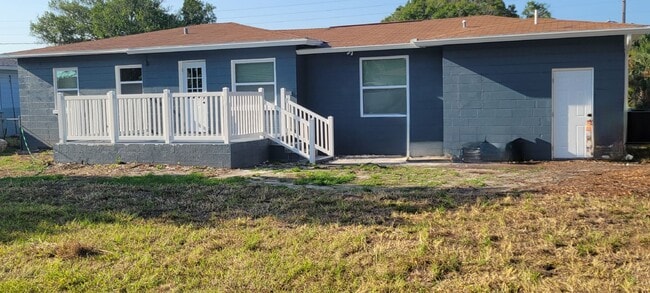 Building Photo - SPACIOUS 3 BEDROOM 2 BATH - ST. PETERSBURG, FL