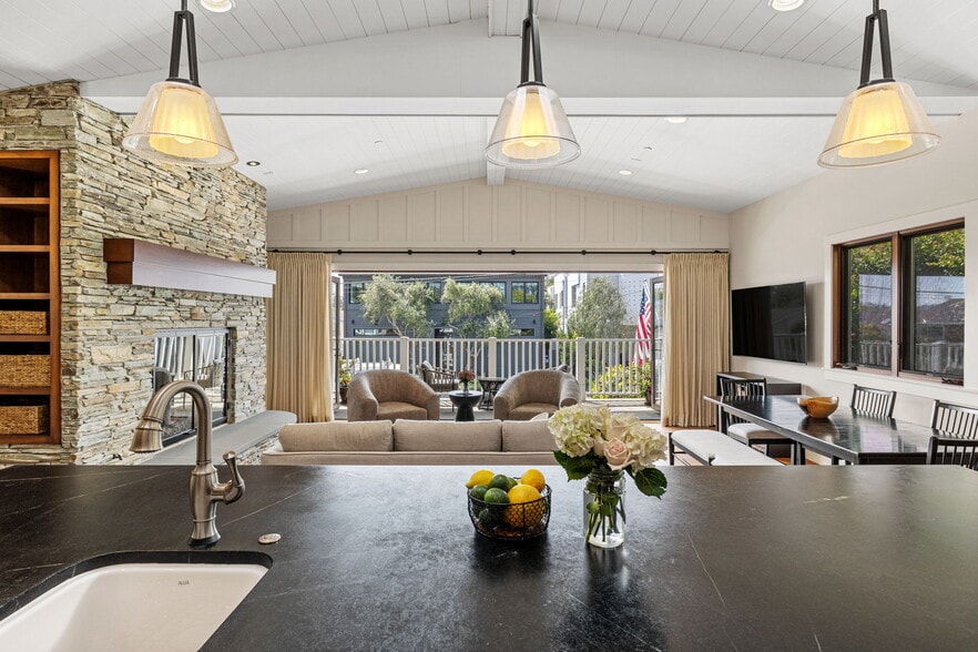 Building Photo - 521 24th Pl