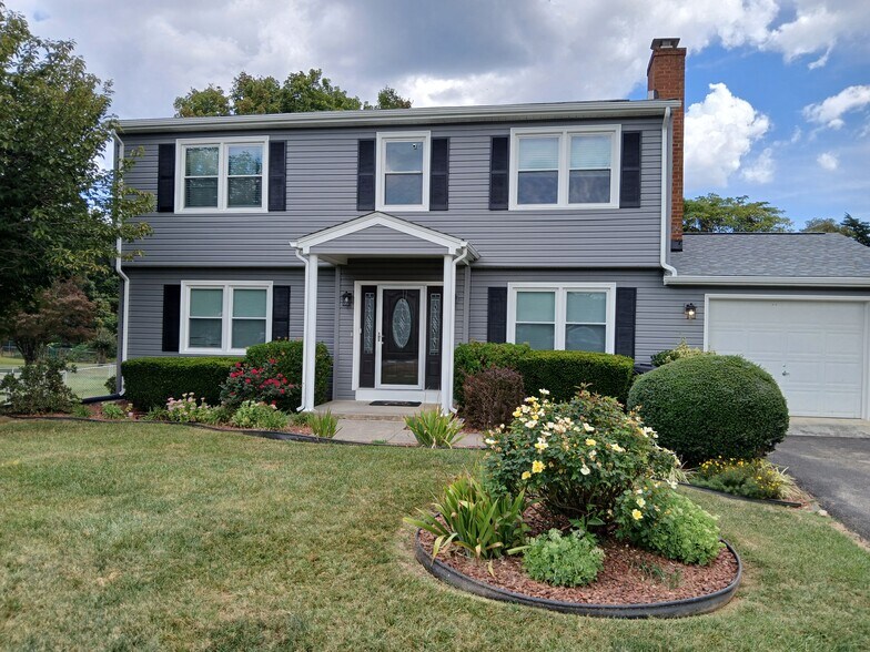 Building Photo - 830 Knollwood Dr