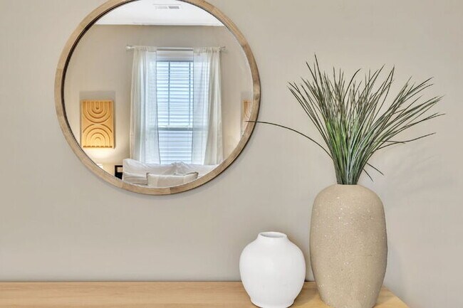 Building Photo - Charming 3-Bedroom Furnished Haven with Co...
