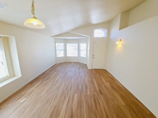 Building Photo - Gorgeous 4-bedroom, 2-bath home featuring ...