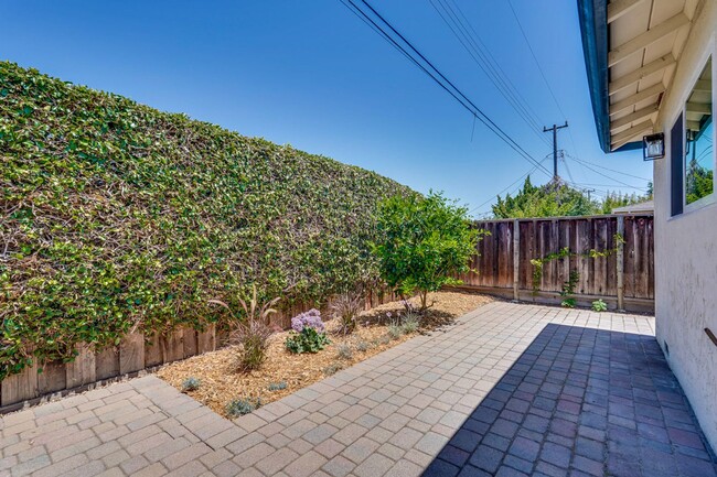 Building Photo - Welcome to this Beautifully Updated 3 Bed ...