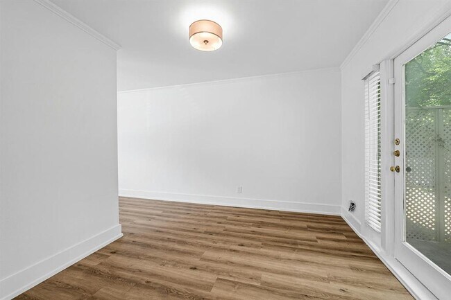 Building Photo - 2401 Winsted Ln