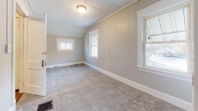 Building Photo - Old Brooklyn - 3 Bedroom Single Family Home