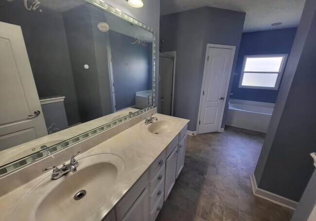 Building Photo - 3213 Hidden Creek Dr