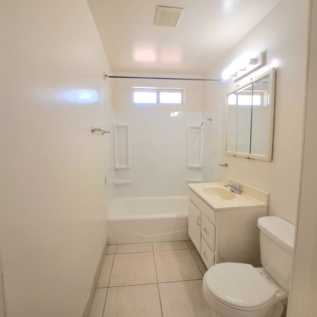 Building Photo - 3 Bedroom/ 2 Bathroom with extra room