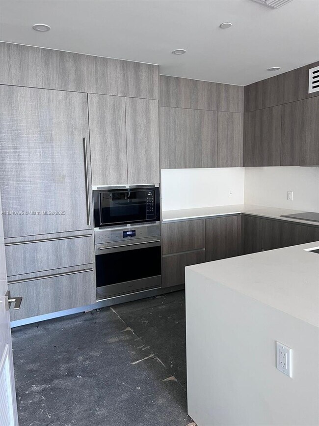Building Photo - 17550 Collins Ave