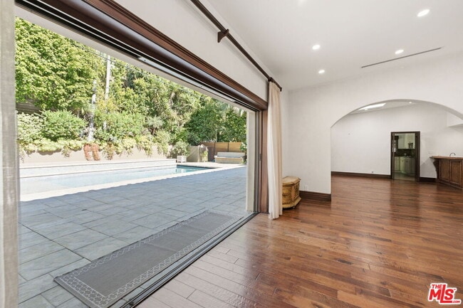 Building Photo - 2108 San Ysidro Dr