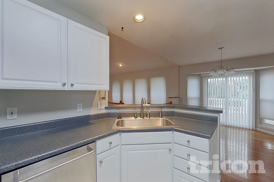 Building Photo - 935 Squirrels Nest Ct