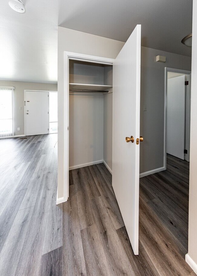 Building Photo - Newly Remodeled 3 Bedroom Home in Central Location