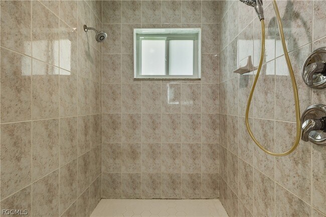 Building Photo - 1105 SE 13th St