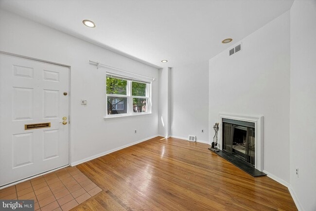 Building Photo - 517 S Randolph Ct