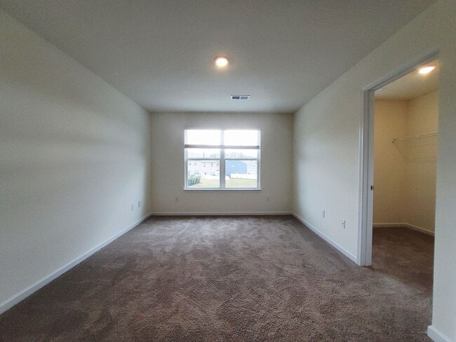 Building Photo - Kodak 37764 - 3 bedroom 2.5 bath townhouse - call Dustin Walker 865-221-0197