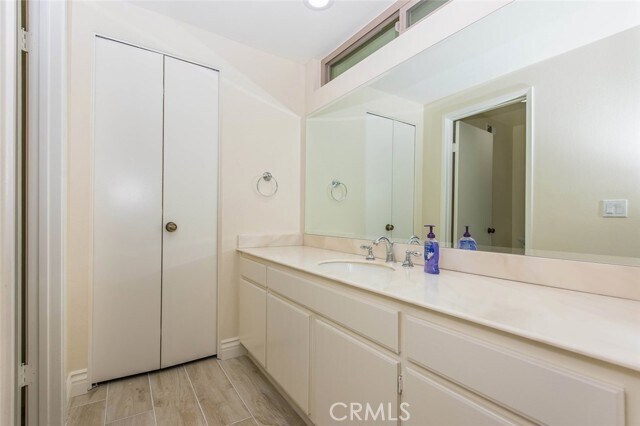 Building Photo - 1 Navarre