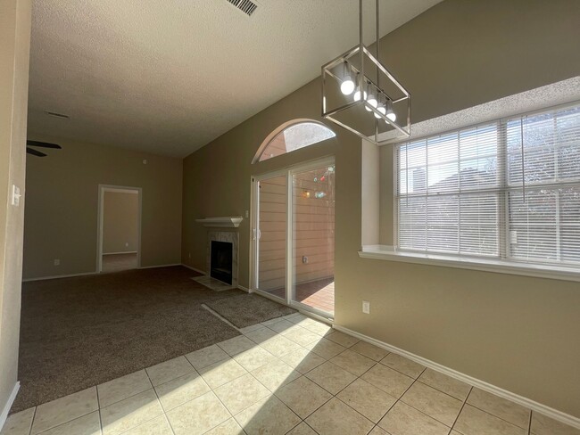 Building Photo - AVAILABLE NOW 3 Bedroom 2 Bath Home in For...