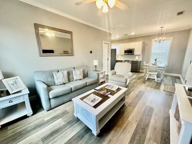 Building Photo - One Bedroom Furnished Garage Apartment in Bluffton Park!