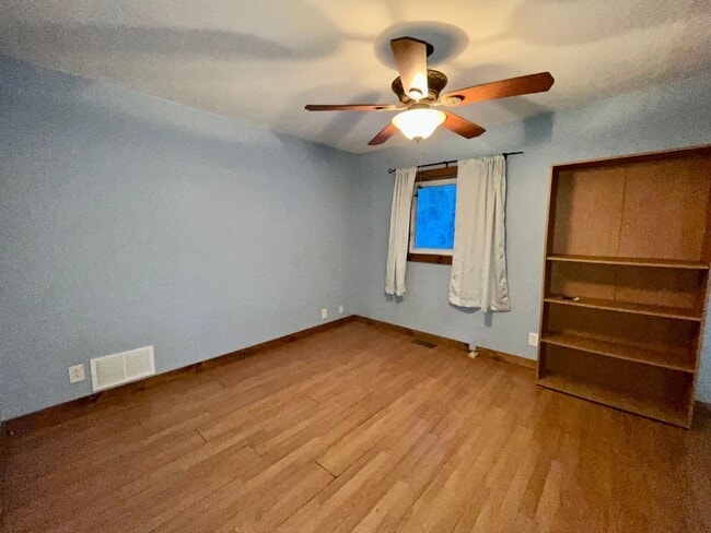 Building Photo - 4-bedroom home in North Pole / On city water
