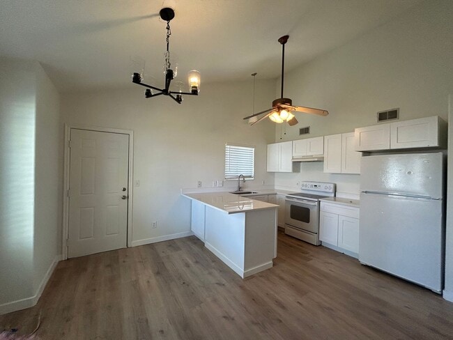 Building Photo - Pet Friendly Town home