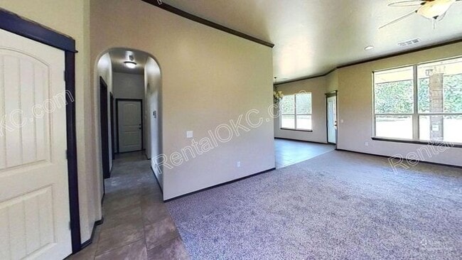 Building Photo - Large Lot, Big Space