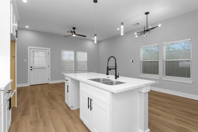 Building Photo - 6918 Dumble St
