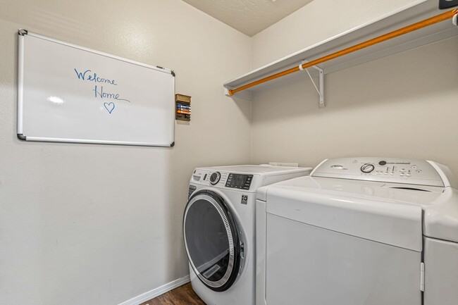 Building Photo - Prime SE Boise 3bd/2.5ba Home!