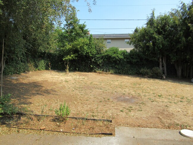 Building Photo - Three Bedroom Home in South Salem