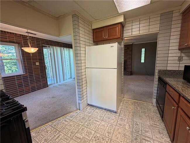 Building Photo - 735 Athalia St