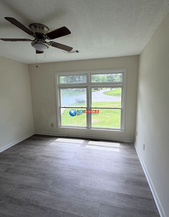 Building Photo - Spacious two master bedrooms split-level house in Decatur