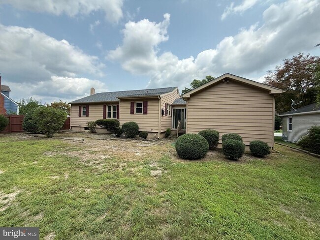 Building Photo - 1236 Oak Ln