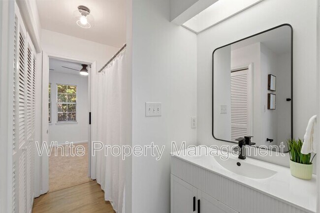 Building Photo - 9231 Kings Canyon Dr