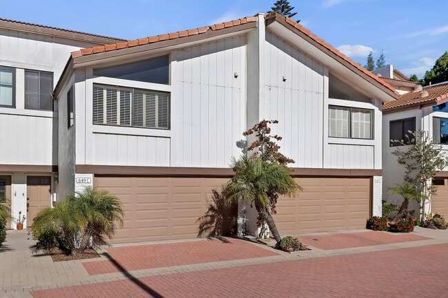 Building Photo - This wonderful East Beach Townhome Awaits!