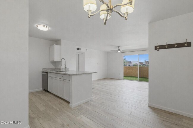 Building Photo - 8055 E Thomas Rd