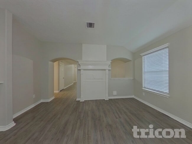 Building Photo - 729 Forest Ln Dr