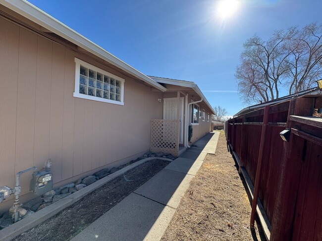 Building Photo - Newly Remodeled 3 bedroom 2 bath 2 car gar...