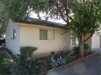 Building Photo - 2 Bedroom Duplex Near Library - Water/Sewe...