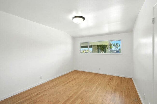 Building Photo - 8461 Valley Circle Blvd