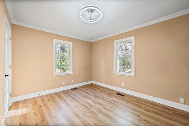Building Photo - 2 Bedroom Pet Friendly Home For Rent Near Madison Street!