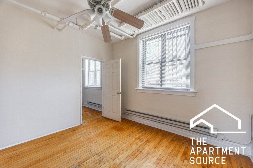 Building Photo - 947 W Cornelia Ave